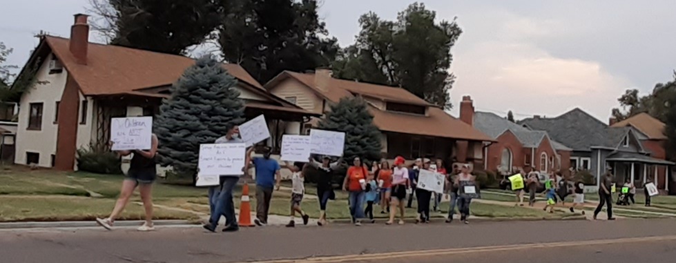 Save our children Peaceful protest La Junta seconews.org 