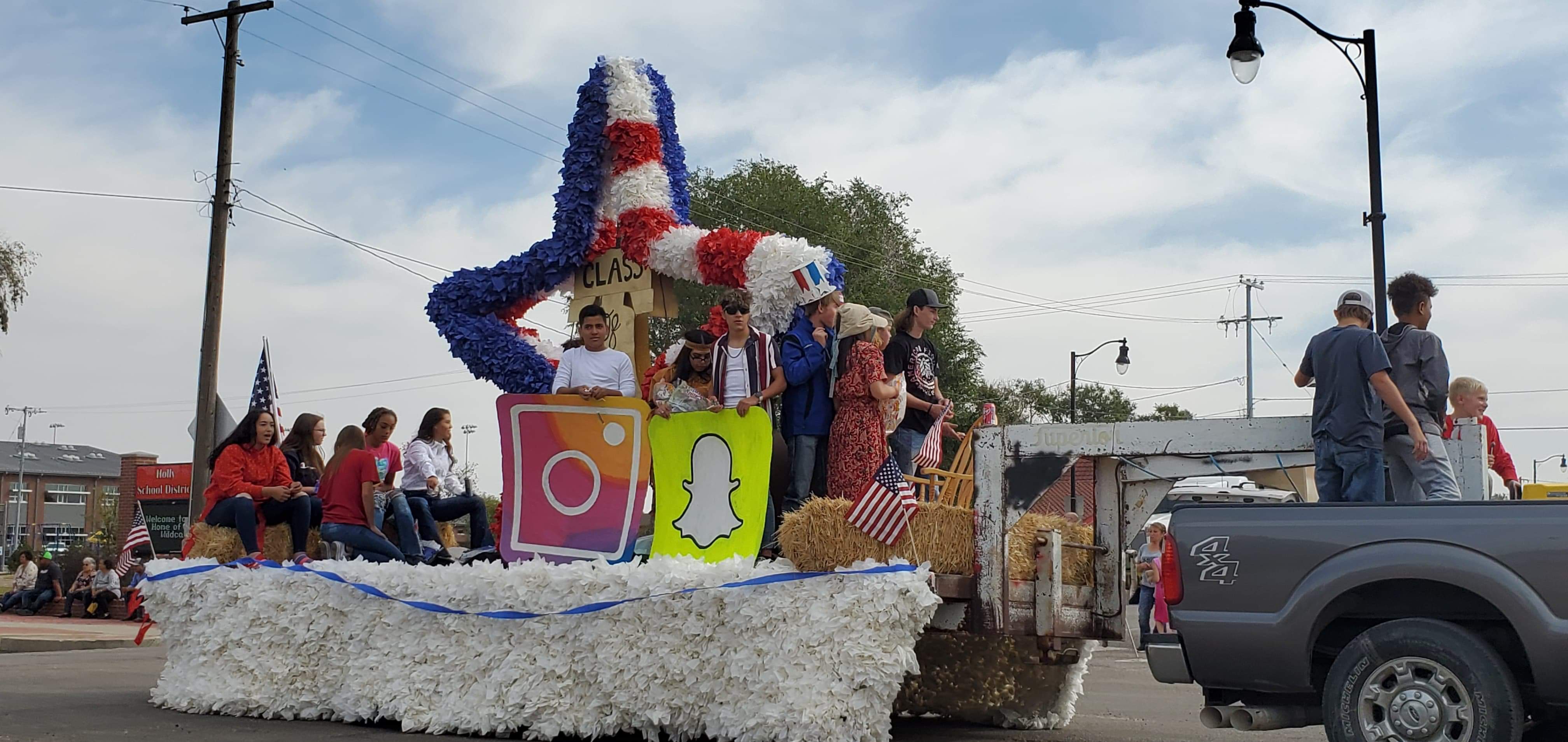 Holly Fair parade float seconews.org 