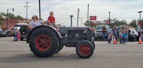 Holly Fair parade tractors seconews.org 